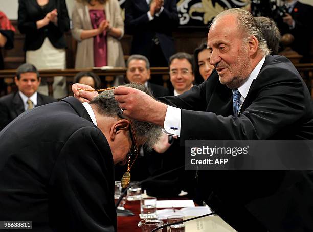 Mexican writer Jose Emilio Pacheco is awarded the Miguel de Cervantes 2009 Prize for literature by Spain's King Juan Carlos at the University of...