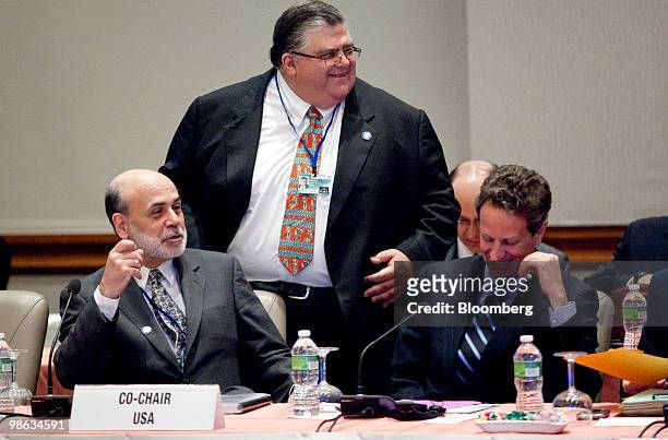 Agustin Carstens, governor of the central bank of Mexico, center, talks to Timothy Geithner, U.S. Treasury secretary, right, and Ben S. Bernanke,...