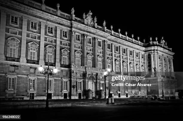 de noche en la fachada este - fachada stockfoto's en -beelden