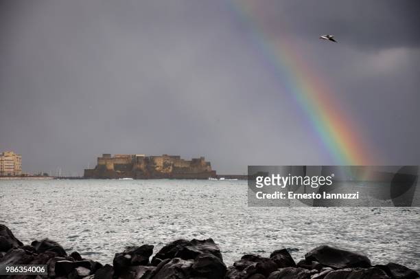arcobaleno e castel dell'ovo - arcobaleno stock pictures, royalty-free photos & images