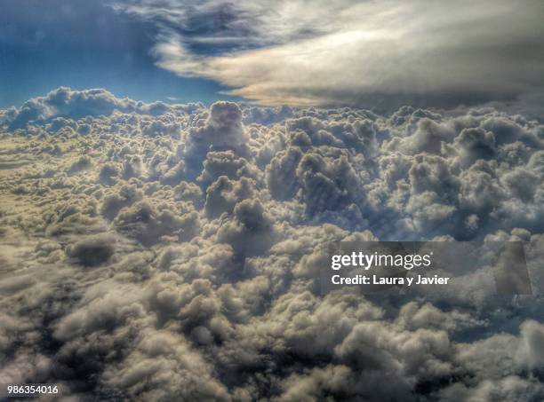 sobre las nubes. - nubes stock pictures, royalty-free photos & images