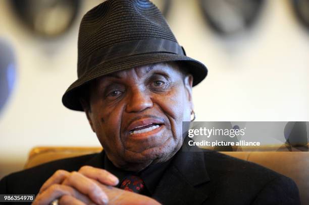 March 2011, Germany, Wittmund: Joe Jackson, US music manager, pictured during a brief press conference at the town hall. Joe Jackson, father of pop...