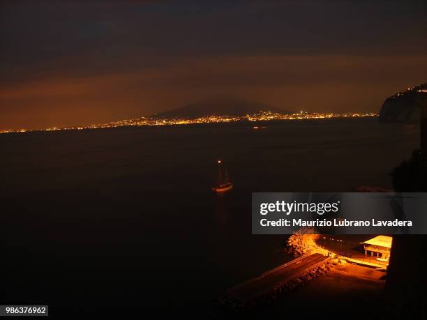 mt vesuvius by night - mt vesuvius stockfoto's en -beelden