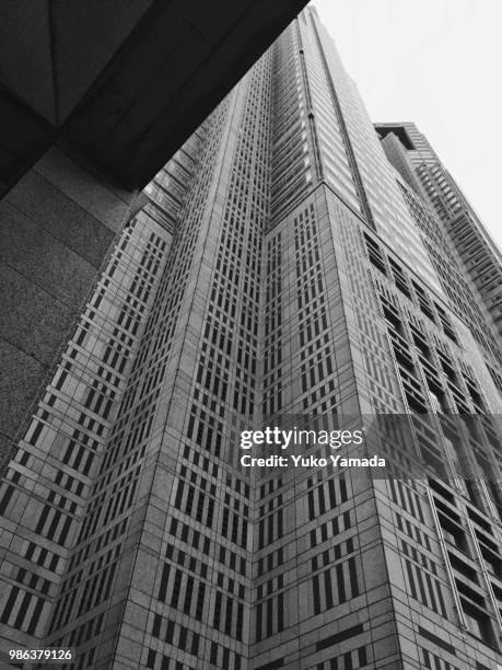 details of architecture building - regierungsgebäude der präfektur tokio stock-fotos und bilder