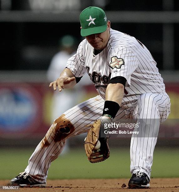 Third baseman Geoff Blum of the Houston Astros fields a ground ball against the Florida Marlins at Minute Maid Park on April 22, 2010 in Houston,...