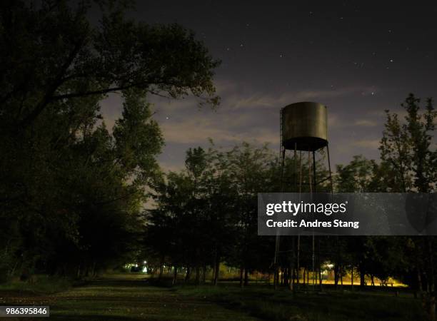 water tank in the field at night - water tower storage tank - fotografias e filmes do acervo