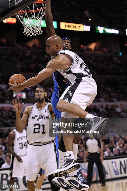 Forward Richard Jefferson of the San Antonio Spurs passes the ball against Erick Dampier of the Dallas Mavericks in Game Three of the Western...