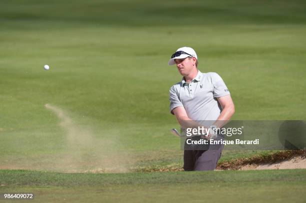Colin Featherstone of the U.S chips out of a bunker on the 13th hole during the final round of the PGA TOUR Latinoamerica 59º Abierto Mexicano de...