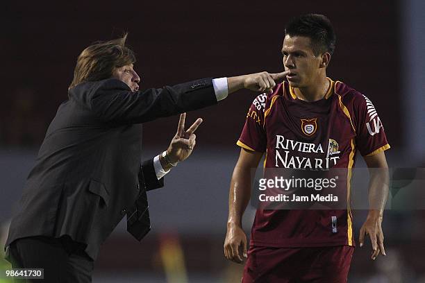 Head coach Miguel Herrera of Estudiantes gives instructions to player Marcelo Alatorre during a match as part of the 2010 Bicentenary Tournament at 3...