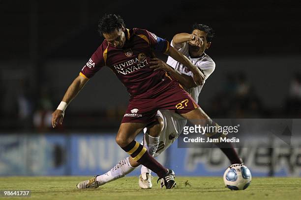 Juan Carlos Leano of Estudiantes fights for the ball with Johan Fano of Atlante during a match as part of the 2010 Bicentenary Tournament at 3 de...
