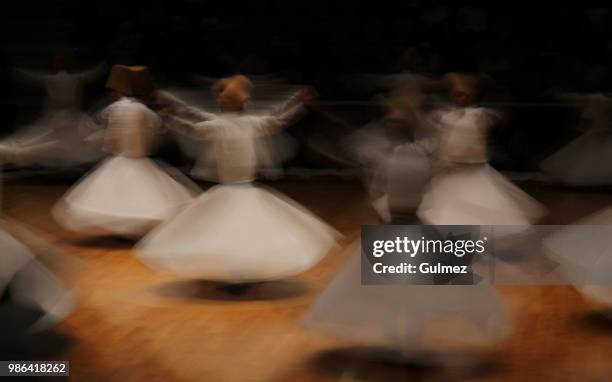 whirling dervishes (semazenler) - soefisme stockfoto's en -beelden