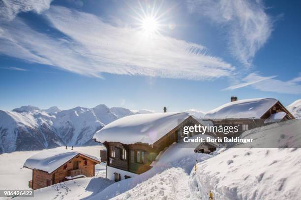 there are beautiful places to wake up - chalet foto e immagini stock
