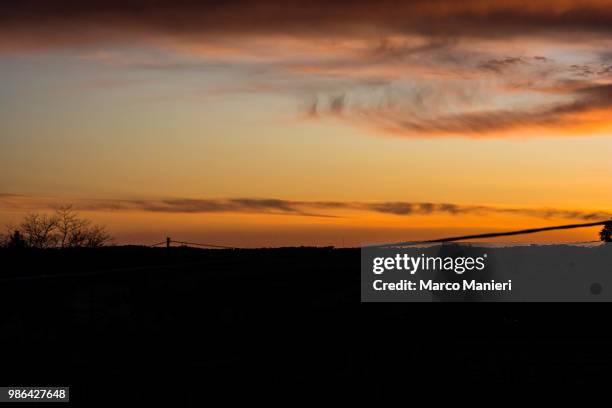 tramonto arancione - arancione stock pictures, royalty-free photos & images