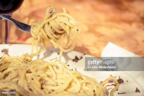 pasta fresca condita con il tartufo, piatto del centro italia - centro staples stock-fotos und bilder