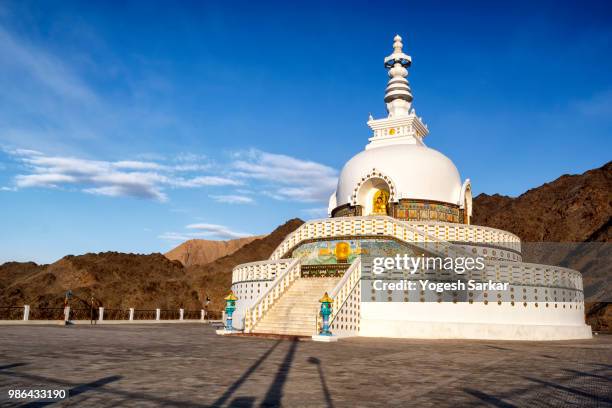 shanti stupa, leh, ladakh - シャンティストゥーパ ストックフォトと画像