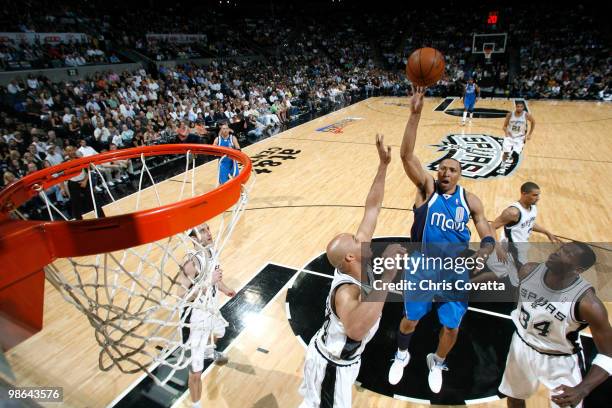 Shawn Marion of the Dallas Mavericks shoots a jump shot over Richard Jefferson and Antonio McDyess of the San Antonio Spurs in Game Three of the...