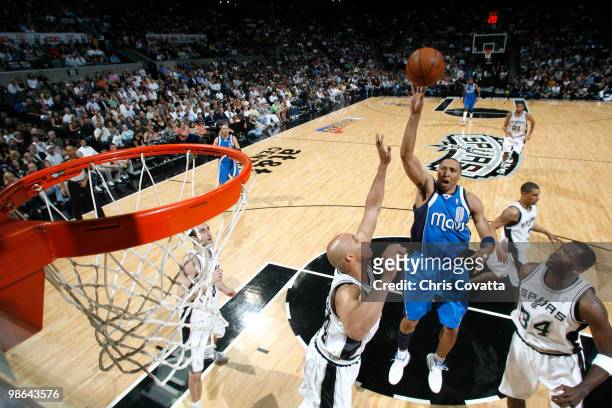 Shawn Marion of the Dallas Mavericks shoots a jump shot over Richard Jefferson and Antonio McDyess of the San Antonio Spurs in Game Three of the...