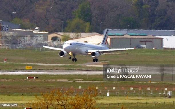 An Air France airline company Airbus 320 aircraft lands in Toulouse-Blagnac airport on April 18, 2010 after a test flight for volcanic ash in the...