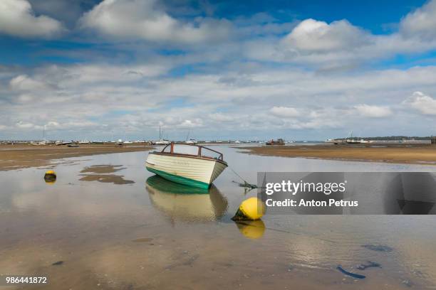 boat on the beach at low tide. cap ferret (arcachon bay, france) - anton petrus fotografías e imágenes de stock