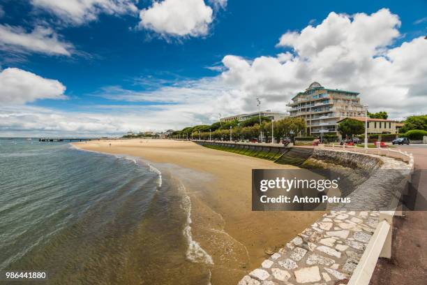 embankment in the arcachon on a sunny day, france - bordeaux stock-fotos und bilder