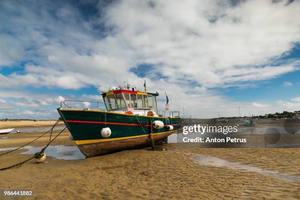 boat on the beach at low tide. cap ferret (arcachon bay, france) - anton petrus stock pictures, royalty-free photos & images