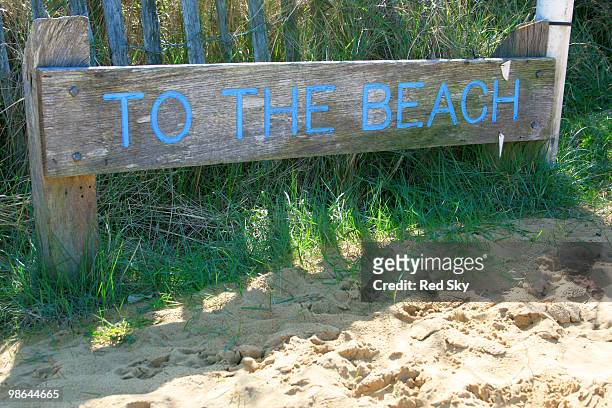 to the beach sign on camber sands - newpremiumuk stock-fotos und bilder