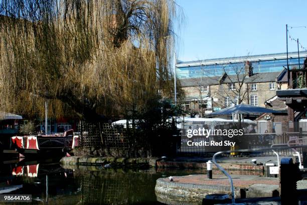 camden lock, london - newpremiumuk stockfoto's en -beelden