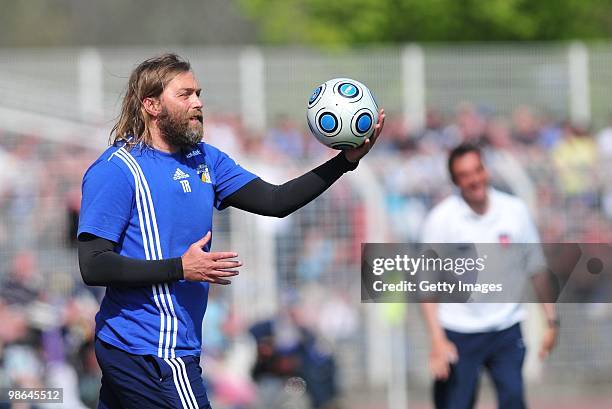 Rene van Eck, head coach of FC Carl Zeiss Jena and Frank Schmidt, head coach of 1. FC Heidenheim celebrate during the Third League match between Carl...