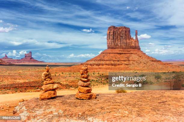 west mitten butte monument valley - west mitten stock-fotos und bilder