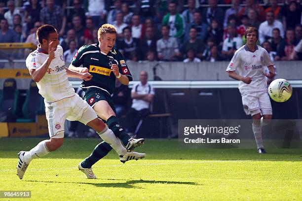 Marco Reus of Moenchengladbach scores the first goal past Diego Contento of Muenchen during the Bundesliga match between Borussia Moenchengladbach...