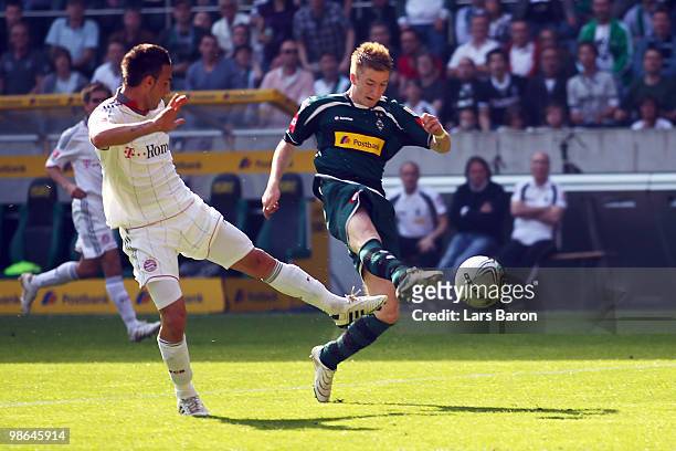 Marco Reus of Moenchengladbach scores the first goal past Diego Contento of Muenchen during the Bundesliga match between Borussia Moenchengladbach...