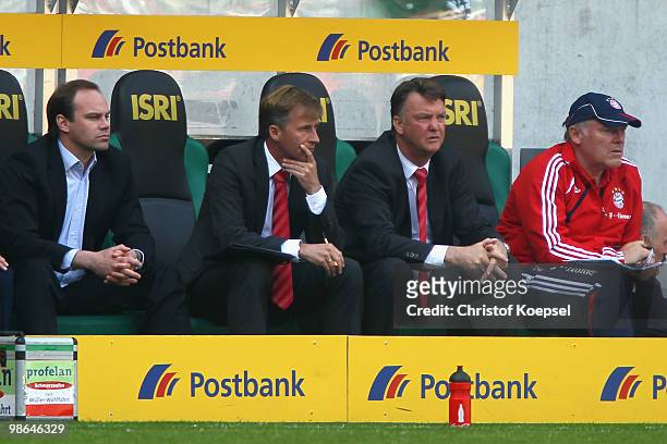 Manager Christian Nerlinger, assistant coach Andries Jonker, head coach Louis van Gaal and assistant coach Hermann Gerland of Bayern look dejected...
