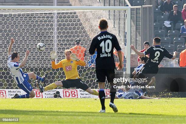 Heiko Westermann of Schalke scores the first goal during the Bundesliga match between Hertha BSC Berlin and FC Schalke 04 at Olympic Stadium on April...
