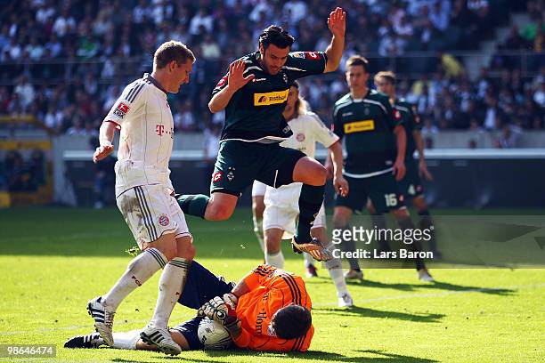 Goalkeeper Hans Joerg Butt of Muenchen catches the ball infront of Roberto Colautti of Moenchengladbach during the Bundesliga match between Borussia...