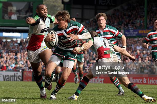 Toby Flood of Leicester moves past Mike Brown and Jordan Turner-Hall during the Guinness Premiership match between Leicester Tigers and Harlequins at...
