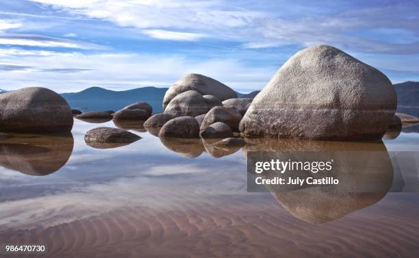 rocks on tahoe - roca grande fotografías e imágenes de stock