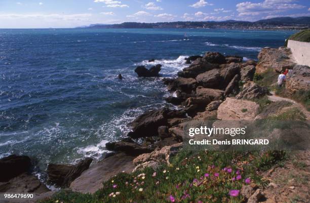 Sentier littoral près du Cap Nègre dans la Baie de Sanary, France.