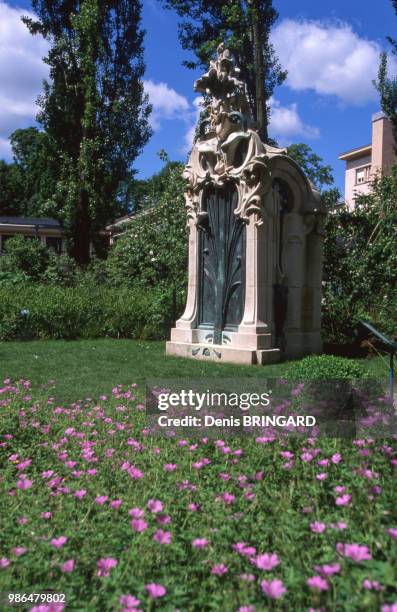 Monument funéraire Art Nouveau du sculpteur Pierre Roche de le parc du Musée de l'Ecole de Nancy, France.