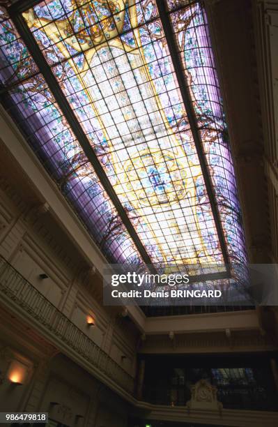 Vitraux de J Gruber formant la verrière du hall du Crédit Lyonnais à Nancy, France.