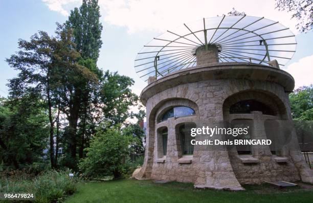 Pavillon aquarium avec son toit en forme d'ombrelle japonnaise et des vitraux de J Gruber dans le jardin du Musée de l'Ecole de Nancy, France.