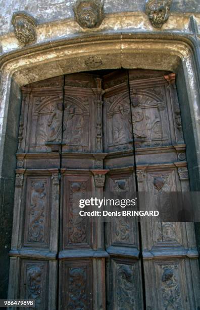 Porte sculptée Renaissance de l'église Saint Côme de Vézelise, France.