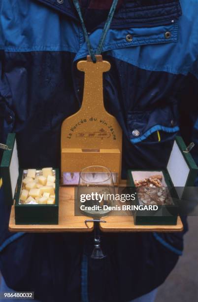 Percée du vin jaune pour la dégustation à Montigny-les-Arsures en 2002, France.