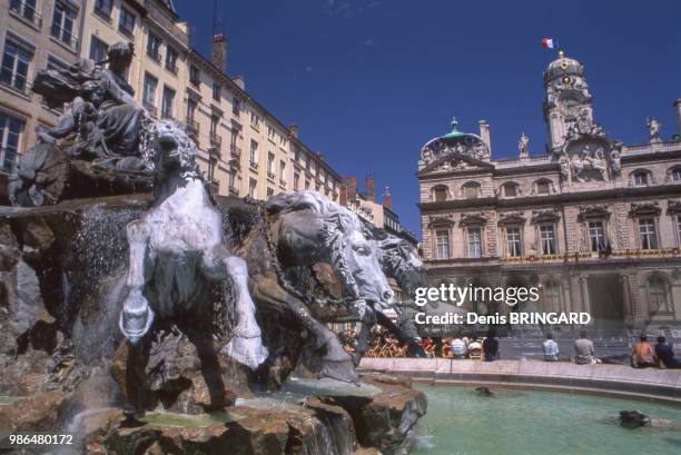 Fontaine située place des Terreaux devant l'Hôtel de Ville de Lyon, France.