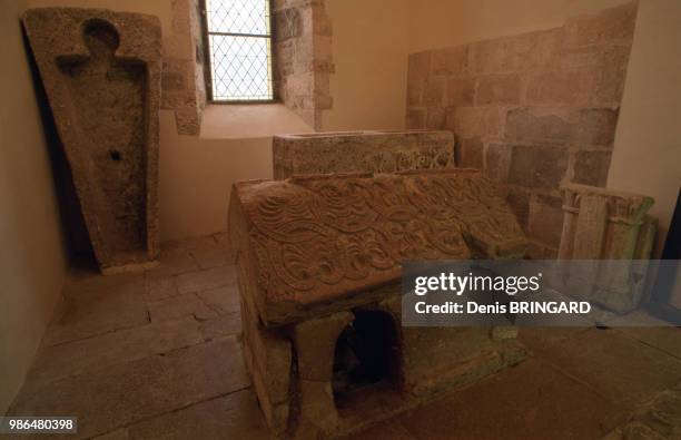 Sarcophages et cénotaphe dit "Pierre des fous" pour ses guérisons des maladies mentales de l'église de Saint Dizier-l'Evêque, France.