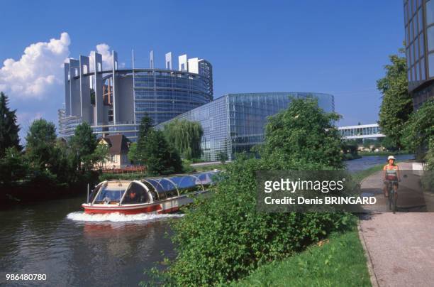 Promenade sur l'Ill à proximité du Palais de l'Europe et du Parlement européen à Strasbourg, France.