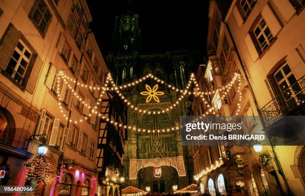 Décorations de Noël devant la cathédrale de Strasbourg, France.