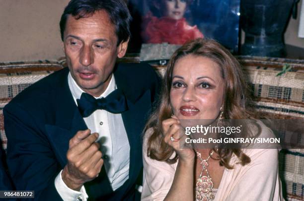 Le styliste Marc Bohan et Jeanne Moreau lors d'une soirée à Paris, France, circa 1970.