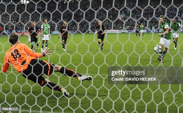 Werder Bremen's midfielder Torsten Frings scores a penalty against Cologne's goalkeeper Thomas Kessler during the German first division Bundesliga...