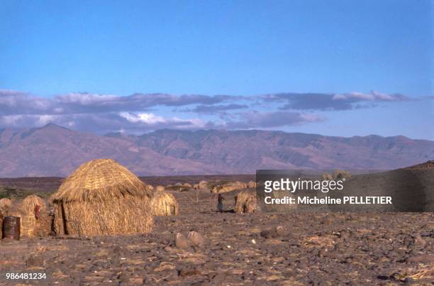 Huttes du peuple El Molo habitant près du lac Turkana au Kenya en septembre 1986.