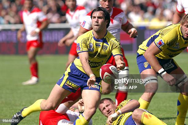 Clermont-Ferrand's scrum-half Morgan Parra passes the ball during the French Top 14 rugby union match Biarritz vs. Clermont Ferrand on April 24, 2010...